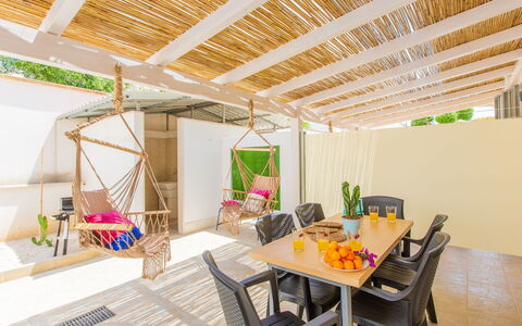 Case Pantanagianni: Tavolo, Mobilia, Costruzione, Proprietà, Sedia, Interior Design, Legna, Illuminazione, Architettura, Shade