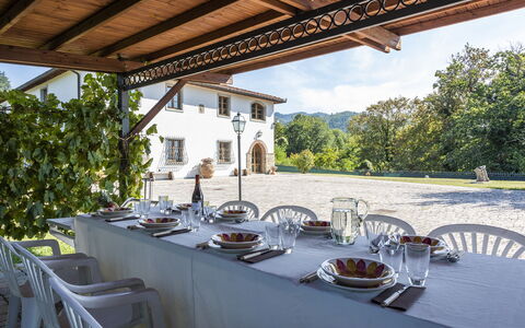 Grezzano Villa: Tavolo, Mobilia, Tavola, Proprietà, Pianta, Sedia, Cielo, Costruzione, Mobili Da Esterno, Dishware