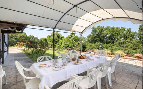 Grezzano Villa: Tavolo, Mobilia, Pianta, Proprietà, Sedia, Tavola, Natura, Albero, Interior Design, Mobili Da Esterno