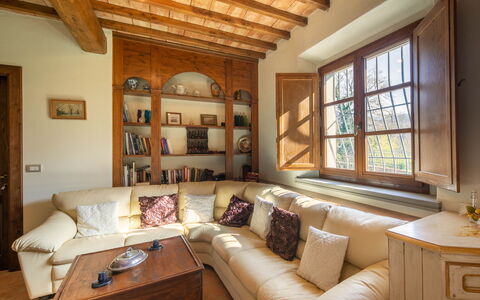 Grezzano Villa: Mobilia, Divano, Cornice, Proprietà, Tavolo, Finestra, Legna, Soggiorno, Interior Design, Architettura