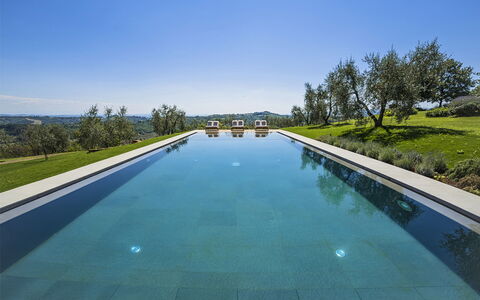 Villa Di Corazzano: Acqua, Pianta, Cielo, Risorse Idriche, Proprietà, Piscina, Albero, Azzurro, Paesaggio Naturale, Costruzione