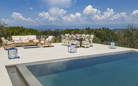 Villa Di Corazzano: Acqua, Cielo, Nube, Mobilia, Piscina, Azzurro, Lettino, Mobili Da Esterno, Sedia, Albero