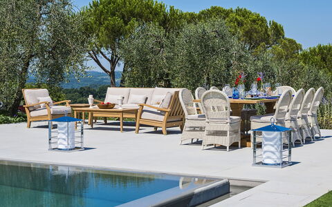 Villa Di Corazzano: Mobilia, Cielo, Acqua, Sedia, Piscina, Tavolo, Albero, Mobili Da Esterno, Pianta, Shade