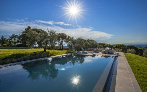 Villa Di Corazzano: Acqua, Nube, Cielo, Risorse Idriche, Giorno, Pianta, Proprietà, Luce, Natura, Piscina