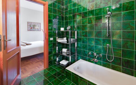 Villa Del Mugello: Idraulico Fixture, Rubinetto, Vasca Da Bagno, Bagno, Soffione Doccia, Interior Design, Specchio, Lavello, Costruzione, Doccia