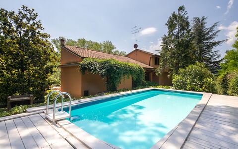 Villa Del Mugello: Acqua, Cielo, Pianta, Nube, Proprietà, Piscina, Costruzione, Azzurro, Shade, Albero