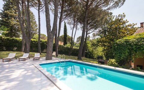 Villa Del Mugello: Acqua, Pianta, Proprietà, Piscina, Azzurro, Albero, Cielo, Shade, Erba, Corpo D'Acqua