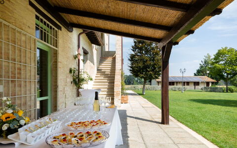 Villa Papiano: Pianta, Proprietà, Costruzione, Finestra, Shade, Cielo, Albero, Vaso Di Fiori, Fiore, Architettura