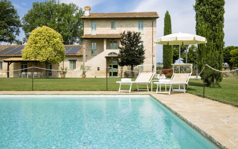 Villa Papiano: Acqua, Pianta, Nube, Costruzione, Cielo, Proprietà, Mobilia, Piscina, Albero, Azzurro