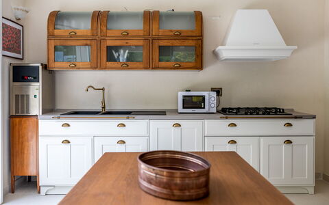 Villa Oria: Marrone, Cabinetry, Controsoffitto, Mobilia, Proprietà, Costruzione, Cassetto, Cucina Stufa, Cucina, Legna