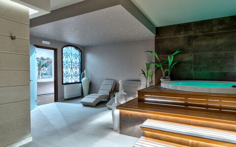 Villa Oria: Mobilia, Proprietà, Pianta, Illuminazione, Interior Design, Comfort, Legna, Pavimentazione, Pavimento, Soggiorno