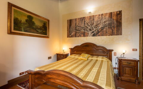 Valdambra Villa: Letto, Mobilia, Camera Da Letto, Interior Design, Parete, Lenzuolo, Legna, Bedding, Pavimentazione, Soffitto