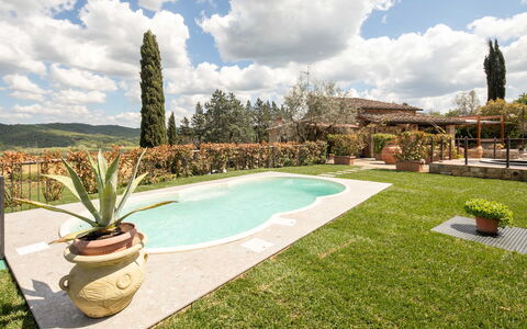Valdambra Villa: Piscina, Giardino, Ricorrere, Backyard, Landscaping, Eco Hotel, Agriturismo, Estate, Hacienda, Cortile