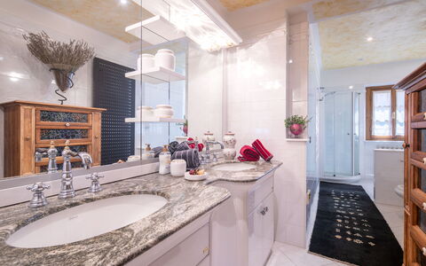 Valdambra Villa: Idraulico Fixture, Interior Design, Lavello, Controsoffitto, Pavimentazione, Mobiletto Del Bagno, Bagno, Rubinetto, Cabinetry, Pavimento