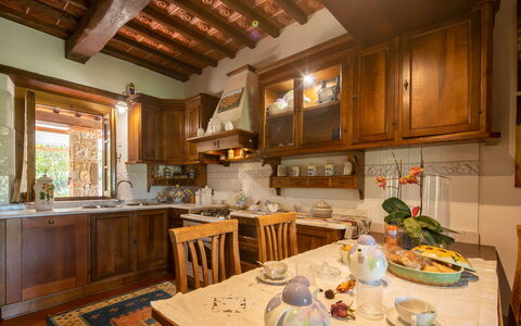 Valdambra Villa: Mobilia, Interior Design, Cabinetry, Cucina, Legna, Pavimentazione, Controsoffitto, Soffitto, Illuminazione, Camera