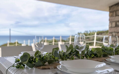 Chicca: Cielo, Tavola, Nube, Dishware, Tavolo, Finestra, Pianta, Bicchieri, Serveware, Tovaglia