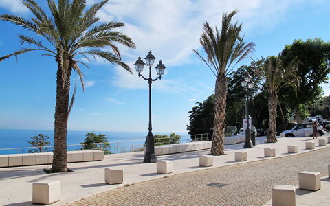 Ventimiglia 633: Nube, Cielo, Acqua, Pianta, Albero, Arecales, Vegetazione, Costruzione, Woody Impianto, Paesaggio