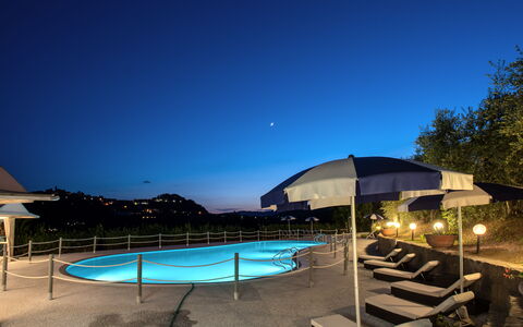 Villa Alfresco: Acqua, Cielo, Pianta, Piscina, Costruzione, Azzurro, Shade, Albero, Mobili Da Esterno, Corpo D'Acqua