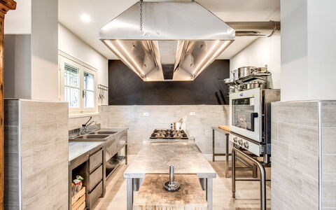 Villa Alfresco: Cabinetry, Mobilia, Tavolo, Controsoffitto, Sedia, Costruzione, Cucina, Sala, Legna, Divano