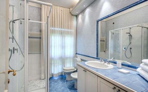 Villa Alfresco: Specchio, Idraulico Fixture, Rubinetto, Lavello, Lavandino Del Bagno, Mobiletto Del Bagno, Bagno, Cabinetry, Costruzione, Viola