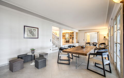 Villa Alfresco: Cornice, Mobilia, Tavolo, Pianta, Pianta Della Casa, Costruzione, Interior Design, Soggiorno, Divano, Pavimentazione