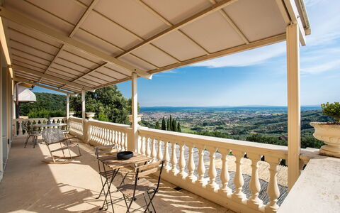 Villa Alfresco: Cielo, Proprietà, Giorno, Costruzione, Tavolo, Portico, Shade, Legna, Interior Design, Mobili Da Esterno