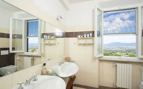 Villa Lastra: Specchio, Rubinetto, Idraulico Fixture, Lavello, Proprietà, Lavandino Del Bagno, Finestra, Bagno, Nube, Interior Design