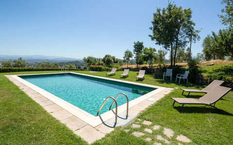 Villa Lastra: Acqua, Pianta, Cielo, Costruzione, Piscina, Albero, Shade, Mobili Da Esterno, Rettangolo, Lotto