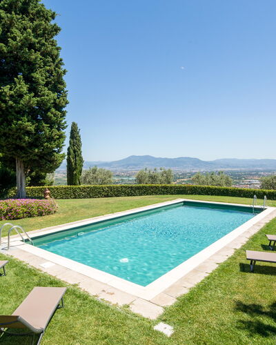 Villa Lastra: Acqua, Cielo, Proprietà, Pianta, Paesaggio Naturale, Botanica, Piscina, Rettangolo, Mobili Da Esterno, Shade