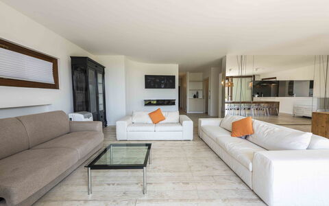 Casina Dell'acquaborra: Mobilia, Divano, Pavimentazione, Pavimento, Interior Design, Legna, Soggiorno, Soffitto, Tavolo, Appartamento