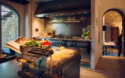 Villa Castiglioni: Cibo, Proprietà, Costruzione, Controsoffitto, Interior Design, Architettura, Cucina, Cucina, Tavolo, Casa
