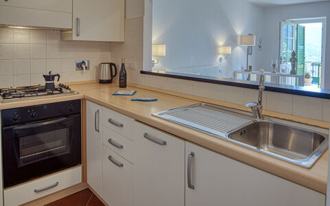 Villa Dell'erta - Levanto, Montale: Rubinetto, Controsoffitto, Cabinetry, Lavandino Della Cucina, Lavello, Proprietà, Costruzione, Idraulico Fixture, Cucina, Legna