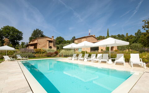 Fonte Della Chiana: Acqua, Nube, Cielo, Pianta, Proprietà, Piscina, Costruzione, Azzurro, Albero, Sedia