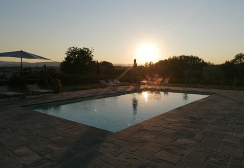 Il Pozzo Di San Barnaba: Acqua, Cielo, Risorse Idriche, Piscina, Albero, Corpo D'Acqua, Paesaggio, Tramonto, Tempo Libero, Materiale Composito