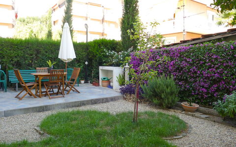 Angelo: Pianta, Finestra, Costruzione, Fiore, Sedia, Erba, Albero, Paesaggio, Mobili Da Esterno, Groundcover