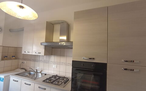 Angelo: Rubinetto, Cabinetry, Costruzione, Idraulico Fixture, Controsoffitto, Lavello, Cucina Stufa, Legna, Lavandino Della Cucina, Elettrodomestico Da Cucina