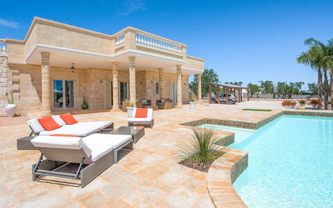 Villa Ofelia: Acqua, Cielo, Proprietà, Pianta, Divano, Shade, Mobili Da Esterno, Piscina, Costruzione, Tempo Libero