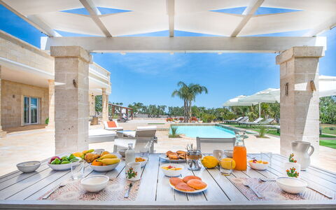 Villa Ofelia: Tavolo, Proprietà, Cielo, Finestra, Pianta, Piscina, Azzurro, Interior Design, Shade, Mobili Da Esterno