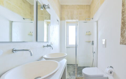 Villa Ofelia: Specchio, Rubinetto, Idraulico Fixture, Lavello, Lavandino Del Bagno, Proprietà, Fotografia, Bianca, Viola, Bagno