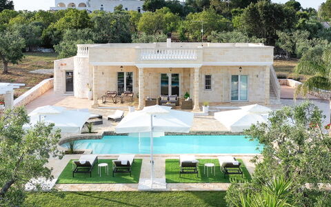 Villa Ofelia: Pianta, Finestra, Albero, Cielo, Costruzione, Piscina, Shade, Tempo Libero, Zona Residenziale, Paesaggio