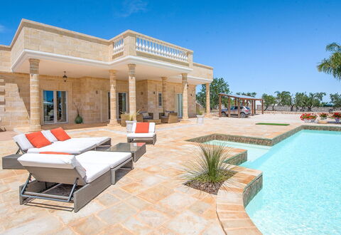 Villa Ofelia: Acqua, Cielo, Proprietà, Pianta, Divano, Shade, Mobili Da Esterno, Piscina, Costruzione, Tempo Libero