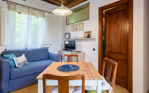 Villa Lorenzana: Mobilia, Proprietà, Divano, Tavolo, Azzurro, Legna, Illuminazione, Interior Design, Soggiorno, Pavimento