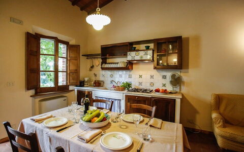 Castelletto Weddings And Events: Tavolo, Mobilia, Tavola, Cibo, Illuminazione, Sedia, Dishware, Finestra, Legna, Interior Design