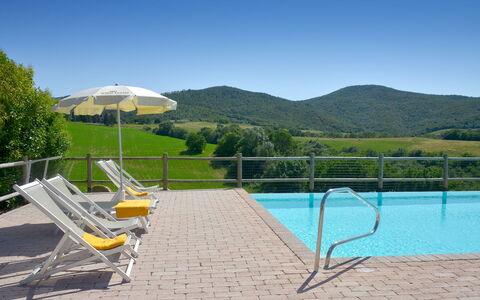 Villa Guardistallo: Cielo, Acqua, Pianta, Piscina, Albero, Shade, Mobili Da Esterno, Lotto, Montagna, Erba