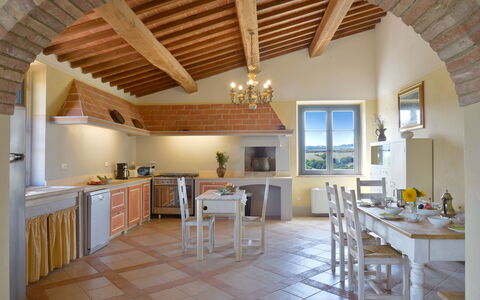 Villa Guardistallo: Tavolo, Mobilia, Controsoffitto, Sedia, Legna, Cucina, Interior Design, Pavimentazione, Pavimento, Cucina & Sala Da Pranzo Tavolo