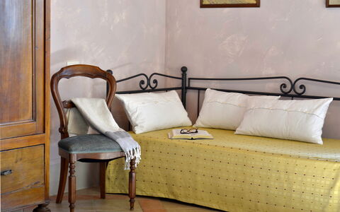 Villa Guardistallo: Mobilia, Comfort, Costruzione, Legna, Tessile, Interior Design, Cuscino, Rettangolo, Soggiorno, Telaio Del Letto