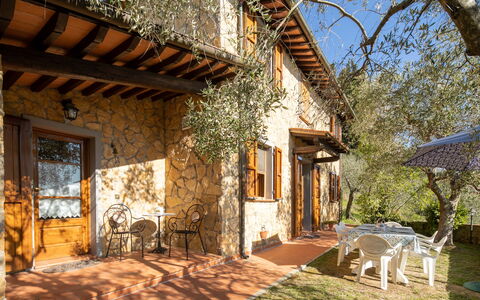 Casa Del Colle: Costruzione, Proprietà, Pianta, Finestra, Cielo, Azzurro, Shade, Porta, Albero, Architettura