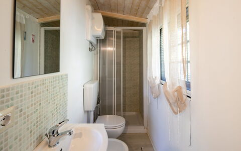 Casa Del Colle: Specchio, Lavello, Rubinetto, Proprietà, Idraulico Fixture, Bagno, Lavandino Del Bagno, Legna, Interior Design, Costruzione