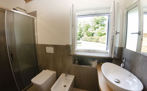 Tenuta Il Giardino Proprietà: Lavello, Rubinetto, Proprietà, Lavandino Del Bagno, Fotografia, Idraulico Fixture, Finestra, Bianca, Costruzione, Bagno