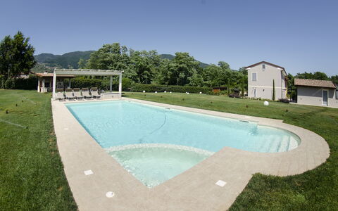 Tenuta Il Giardino Proprietà: Acqua, Cielo, Piscina, Azzurro, Albero, Shade, Costruzione, Pianta, Lotto, Erba
